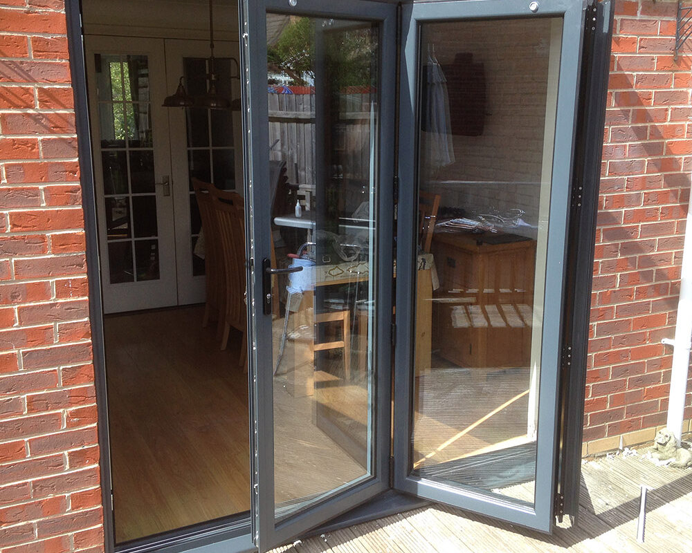 Extension with new bi-folding aluminium anthracite patio doors mounted in house in Hastings by installation company River.ODP