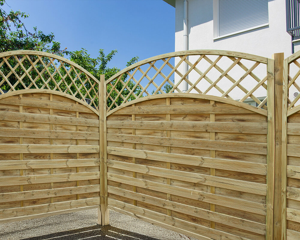 Timber fence panels with rounded decorative top installed by construction company River ODP