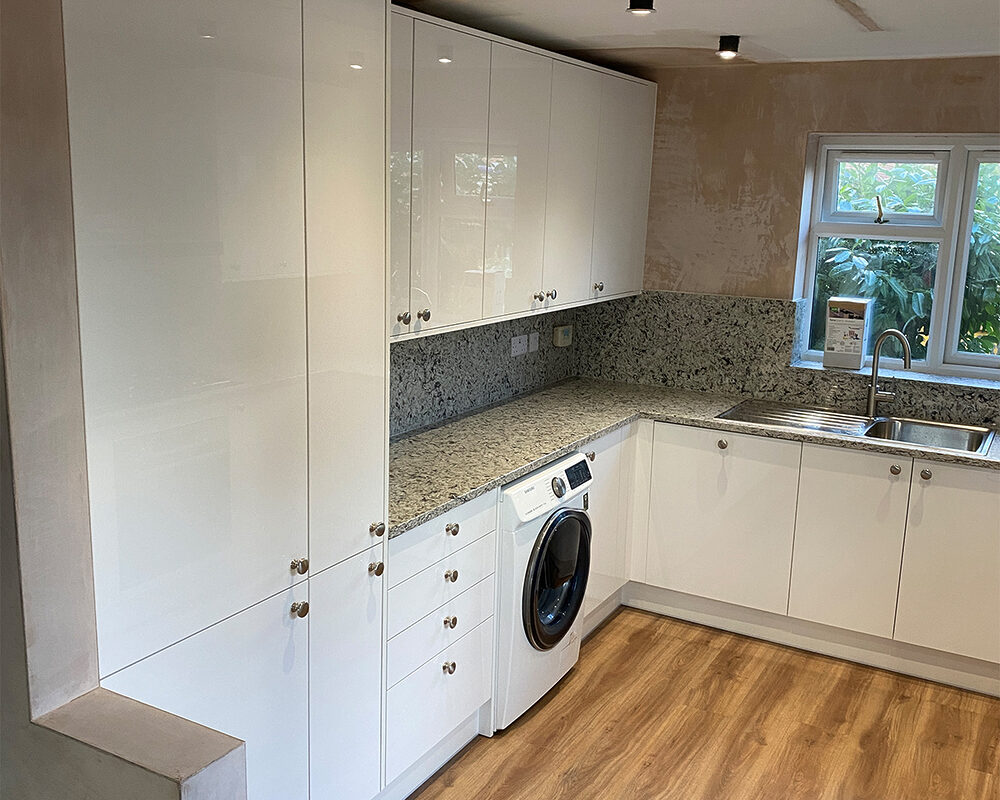 White kitchen installation with quartz worktop in contemporary kitchen design fitted in Burgess Hill by building company River.ODP.